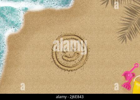Faccia sorridente disegnata su spiaggia sabbiosa, concetto di viaggio e vacanza, idea emoji, ombra di palma e onda di mare e composizione di giocattoli, vista dall'alto della spiaggia di sabbia Foto Stock