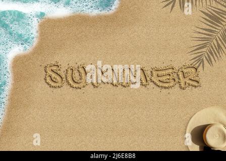 Testo estivo su una spiaggia sabbiosa, vista dall'alto della spiaggia di sabbia, idea dell'ora legale, concetto di viaggio e vacanza, ombra di palma e composizione di onde di mare e cappello di paglia Foto Stock