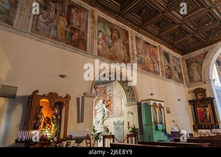 Il Santuario della SS Cosma e Damiano si trova a Isernia ed esiste dal 1130. All'interno, busti d'argento del XVII secolo sono venerati Foto Stock