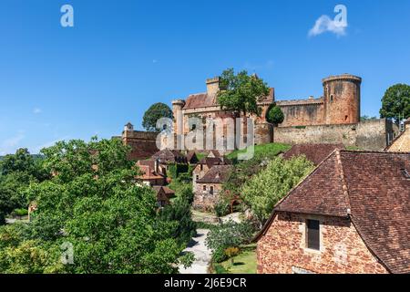 Сommoner insediamento situato sulle pendici della collina e castello fortezza Chateau de Castelnau-Bretenoux nella valle della Dordogna, Prudhomat, Lot, Occitanie, Francia Foto Stock