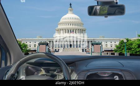 Guardando attraverso un parabrezza per auto con vista del Campidoglio degli Stati Uniti, sede iconica del Congresso degli Stati Uniti, Washington DC, USA Foto Stock