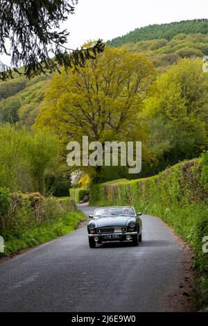 Auto classica MGB sulla primavera Wye Run attraverso il Galles e la valle Wye. Foto Stock