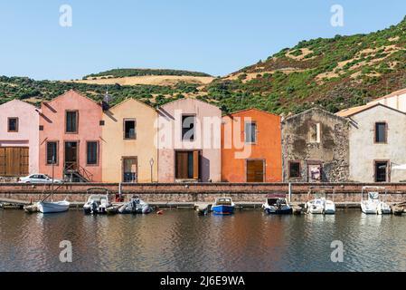 Pittoresca Bosa - colorate case storiche in fila sul lungomare del Temo nella città vecchia bagna il sole, Planargia, Sardegna Foto Stock