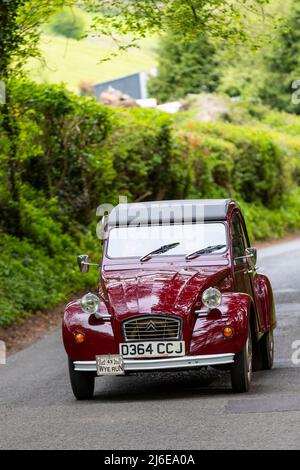 Auto classiche in primavera Wye Run attraverso il Galles e la Wye Valley. Foto Stock