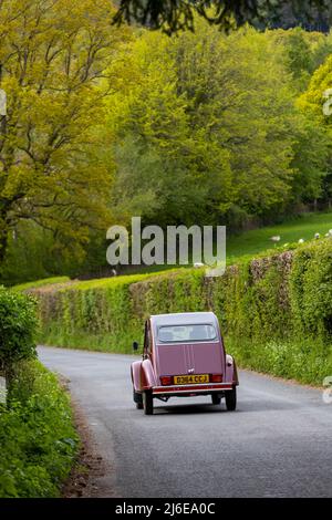 Auto classiche in primavera Wye Run attraverso il Galles e la Wye Valley. Foto Stock