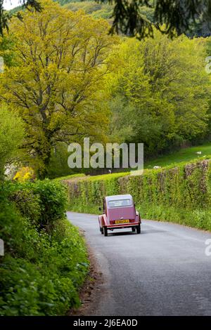 Auto classiche in primavera Wye Run attraverso il Galles e la Wye Valley. Foto Stock