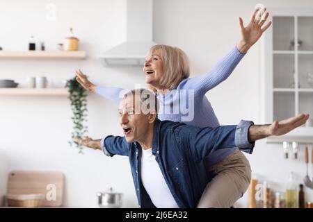 Una coppia anziana che ama godersi il tempo insieme in cucina Foto Stock
