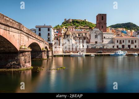 Pittoresco Bosa - Ponte in pietra sul fiume Temo di fronte alle case colorate del centro storico e del Castello Malaspina, Planargia, Sardegna