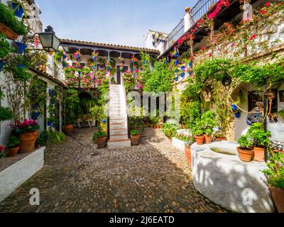 Tradizionale cortile andaluso pieno di piante e fiori nella città vecchia - Cordoba, Spagna Foto Stock