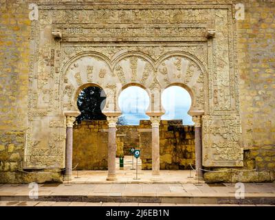 Portico ricostruito nel cortile principale della Casa di Ja'far - Madinat al-Zahra (la città splendente) - Cordoba, Spagna Foto Stock