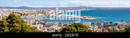 Ampia fotografia panoramica della baia di Palma di Maiorca con banchine commerciali, porto turistico, città, centro storico, cattedrale la Seu, aeroporto e Playa de Palma. Foto Stock