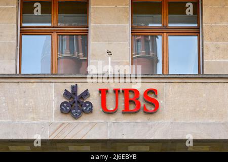Basilea, Svizzera - Aprile 2022: Cartello sopra l'ingresso di una filiale della UBS Bank nel centro della città Foto Stock