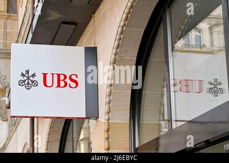 Basilea, Svizzera - Aprile 2022: Cartello sopra l'ingresso di una filiale della UBS Bank nel centro della città Foto Stock