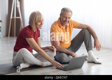 Allenamenti sportivi a casa, con notebook Foto Stock