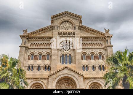 Facciata della Cattedrale di nostra Signora Immacolata, aka Cattedrale di San Nicola o semplicemente la Cattedrale di Monaco, punto di riferimento iconico nella città di Monaco, aka le Rocher Foto Stock