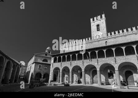 Offida. Municipio. Costruito tra i secoli 13th e 14th (torre merlata centrale). La facciata è preceduta da un portico a 7 archi con un elegante Foto Stock