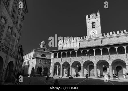 Offida. Municipio. Costruito tra i secoli 13th e 14th (torre merlata centrale). La facciata è preceduta da un portico a 7 archi con un elegante Foto Stock