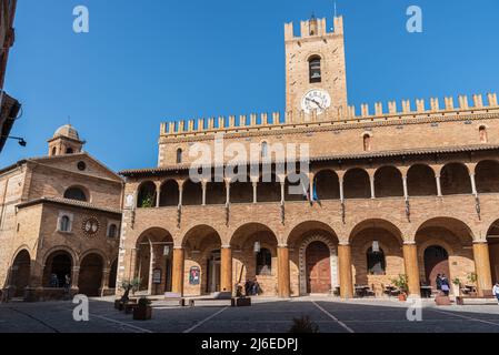 Offida. Municipio. Costruito tra i secoli 13th e 14th (torre merlata centrale). La facciata è preceduta da un portico a 7 archi con un elegante Foto Stock