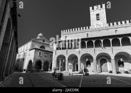 Offida. Municipio. Costruito tra i secoli 13th e 14th (torre merlata centrale). La facciata è preceduta da un portico a 7 archi con un elegante Foto Stock