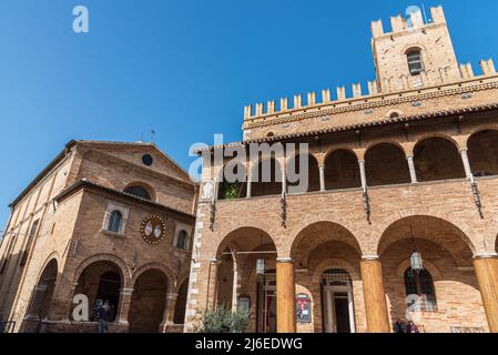 Offida. Municipio. Costruito tra i secoli 13th e 14th (torre merlata centrale). La facciata è preceduta da un portico a 7 archi con un elegante Foto Stock