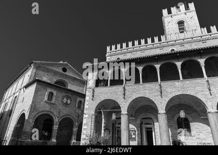 Offida. Municipio. Costruito tra i secoli 13th e 14th (torre merlata centrale). La facciata è preceduta da un portico a 7 archi con un elegante Foto Stock