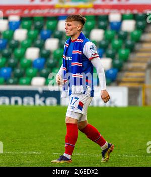 Il giocatore di Linfield Chris McKee ha mostrato di celebrare il post-partita con la vittoria del campionato di campionato del club 2021/22. Foto Stock