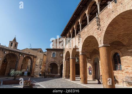 Offida. Municipio. Costruito tra i secoli 13th e 14th (torre merlata centrale). La facciata è preceduta da un portico a 7 archi con un elegante Foto Stock