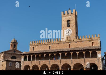 Offida. Municipio. Costruito tra i secoli 13th e 14th (torre merlata centrale). La facciata è preceduta da un portico a 7 archi con un elegante Foto Stock