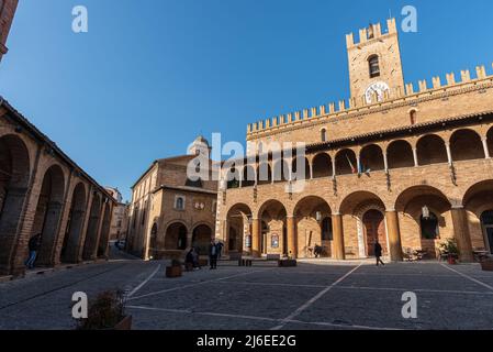 Offida. Municipio. Costruito tra i secoli 13th e 14th (torre merlata centrale). La facciata è preceduta da un portico a 7 archi con un elegante Foto Stock