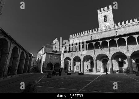 Offida. Municipio. Costruito tra i secoli 13th e 14th (torre merlata centrale). La facciata è preceduta da un portico a 7 archi con un elegante Foto Stock