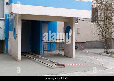 Area cieca intorno alla casa. Costruzione di casseri per la zona cieca della casa. Nastro di costruzione intorno al pavimento di cemento Foto Stock