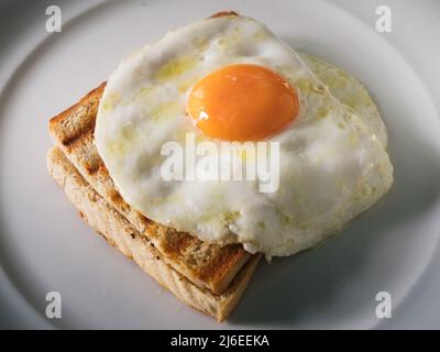 Croque Monsieur Ham e chee brindisi con un uovo fritto Foto Stock