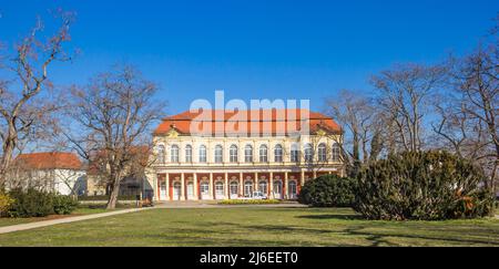 Panorama dello storico edificio Schlossgartensalon nel centro di Merseburg, Germania Foto Stock