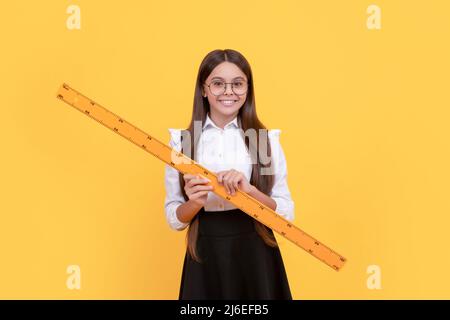 sorridente ragazza tween regnante. torna a scuola. algebra e geometria. bambino in matematica vetresstudy Foto Stock