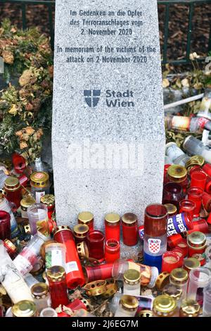 Gedenkstein für die Opfer des Terroranschlags a Wien am 2. Novembre 2020, Österreich - pietra commemorativa per le vittime dell'attacco terroristico a Vien Foto Stock