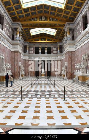 Gedenkstätte Walhalla in Bayern mit Marmorbüsten bdeutender deutscher Persönlichkeiten - Walhalla memoriale in Baviera con busti di marmo di importante Foto Stock