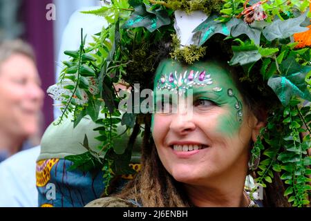 Glastonbury, Somerset, Regno Unito. 1st maggio 2022. I festeggiamenti di Beltane si svolgono ogni anno tra l'equinozio primaverile e estivo il 1st maggio. Le persone si incontrano, si vestono di verde, si godono una sfilata, musica e danza. Il festival ha le sue radici nelle prime celebrazioni stagionali gaeliche, si adatta bene con la comunità di nuova età che questa piccola città Somerset attrae. Si riuniscono intorno alla croce del mercato nella città, il maggio-palo è presentato al re e alla regina di maggio che insieme con gli uomini verdi portano il maggio-palo al pozzo di Chalice. Credit: JMF News/Alamy Live News Foto Stock