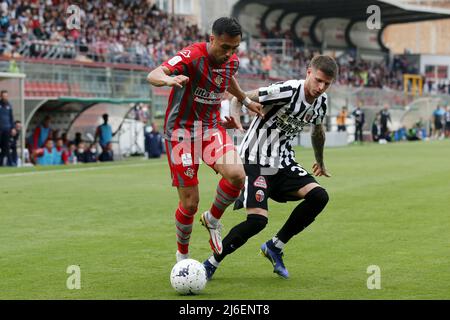 Jaime Baez (Stati Uniti Cremonese) e Fabio Maistro (Ascoli Calcio 1898) combattono per la palla durante il Cremonese USA contro Ascoli Calcio, partita di calcio italiana Serie B a Cremona, Italia, Aprile 30 2022 Foto Stock