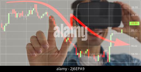 Uomo in realtà virtuale cuffie contro la carta in autunno, scendendo, ricerca, invenzione Foto Stock