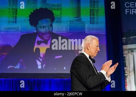 Il Presidente DEGLI STATI UNITI Joe Biden ascolta il Trevor Noah, ospite del "Daily Show", alla cena dei Corrispondenti della Casa Bianca al Washington Hilton di Washington, DC, USA, 30 aprile 2022. L'apparizione di Biden segna la prima volta che un presidente ha presieduto l'evento in sei anni.Credit: Jim Loscalzo / Pool via CNP /MediaPunch Foto Stock