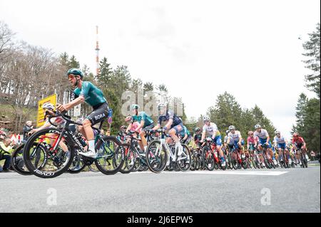 01 maggio 2022, Hessen, Schmitten: Ciclismo: UCI WorldTour - Eschborn - Francoforte (185 km). I cavalieri costeggiano il Feldberg. Foto: Sebastian Gollnow/dpa Foto Stock