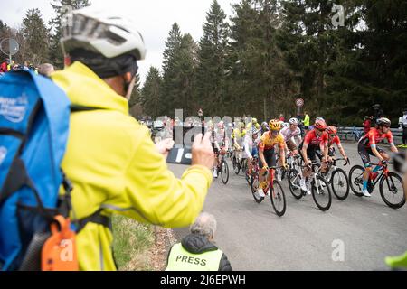 01 maggio 2022, Hessen, Schmitten: Ciclismo: UCI WorldTour - Eschborn - Francoforte (185 km). Al Feldberg. I piloti salgono a Feldberg mentre vengono fotografati da uno spettatore. Foto: Sebastian Gollnow/dpa Foto Stock