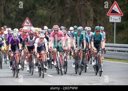 01 maggio 2022, Hessen, Schmitten: Ciclismo: UCI WorldTour - Eschborn - Francoforte (185 km). Al Feldberg. Nils Politt (2nd da destra) aus Germania dal Team Bora - hansgrohe corre nel peloton. Foto: Sebastian Gollnow/dpa Foto Stock