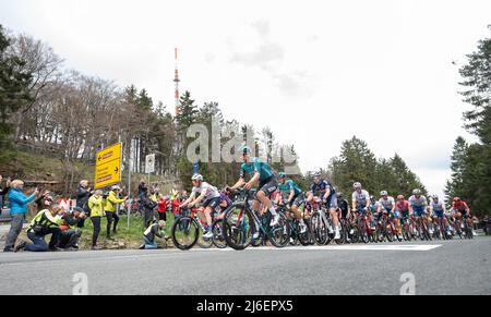 01 maggio 2022, Hessen, Schmitten: Ciclismo: UCI WorldTour - Eschborn - Francoforte (185 km). I cavalieri costeggiano il Feldberg. Foto: Sebastian Gollnow/dpa Foto Stock