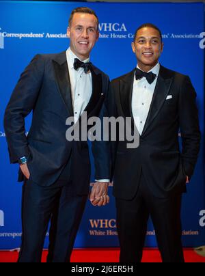 Tim Malone, a sinistra, e Don Lemon, a destra, arriveranno per la cena annuale 2022 della White House Corinterpelled Association al Washington Hilton Hotel sabato 30 aprile 2022. Questa è la prima volta dal 2019 che la WHCA ha tenuto la sua cena annuale a causa della pandemia COVID-19. Credito: Rod Lamkey / CNP /MediaPunch Foto Stock