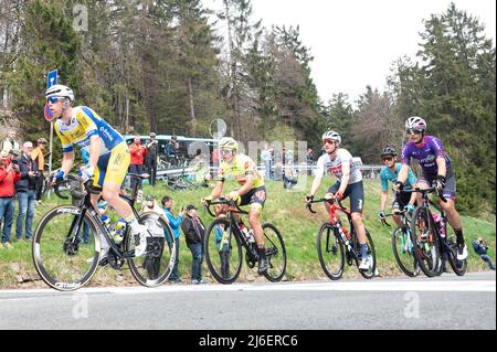 01 maggio 2022, Hessen, Schmitten: Ciclismo: UCI WorldTour - Eschborn - Francoforte (185 km). Piloti Jens Reynders (l-r)dal Belgio del Team Sport Vlaanderen - Baloise, Johan Meens dal Belgio del Team Bingoal Pauwels Sauces WB, Daan Hoole dai Paesi Bassi del Team Trek - Segafredo, Pierre Rolland dalla Francia del Team B&B Hotels - KTM e Juan Antonio Lopez-Cozar dalla Spagna del Team Burgos-BH giro lungo il Feldberg. Foto: Sebastian Gollnow/dpa Foto Stock