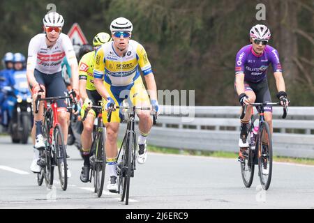 01 maggio 2022, Hessen, Schmitten: Ciclismo: UCI WorldTour - Eschborn - Francoforte (185 km). Jens Reynders (davanti) dal Belgio del Team Sport Vlaanderen - Baloise corre alla testa del gruppo leader a Feldberg. Dietro di lui cavalcare Daan Hoole (l) dai Paesi Bassi del Team Trek - Segafredo e Juan Antonio Lopez-Cozar (r) dalla Spagna del Team Burgos-BH. Foto: Sebastian Gollnow/dpa Foto Stock