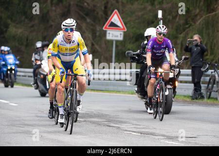 01 maggio 2022, Hessen, Schmitten: Ciclismo: UCI WorldTour - Eschborn - Francoforte (185 km). Jens Reynders (davanti) dal Belgio del Team Sport Vlaanderen - Baloise corre alla testa del gruppo leader a Feldberg. Sulla destra cavalca Juan Antonio Lopez-Cozar dalla Spagna del Team Burgos-BH. Foto: Sebastian Gollnow/dpa Foto Stock