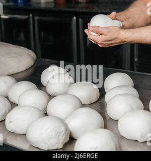 Pizza maker e palle di pasta per la cottura, cucina pizzeria concetto Foto Stock