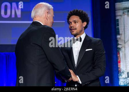 Il Presidente DEGLI STATI UNITI Joe Biden (L) scrolla le mani con Trevor Noah (R), ospite dello spettacolo giornaliero, alla cena dei Corrispondenti della Casa Bianca al Washington Hilton di Washington, DC, USA, 30 aprile 2022. L'apparizione di Biden segna la prima volta che un presidente ha presieduto l'evento in sei anni.Credit: Jim Loscalzo / Pool via CNP /MediaPunch Foto Stock